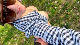 他在公共场合吃我的屁股 - 我的男朋友在户外吃猫