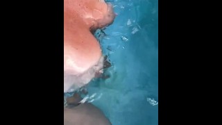 Peitos de MILF em topless saltando na piscina