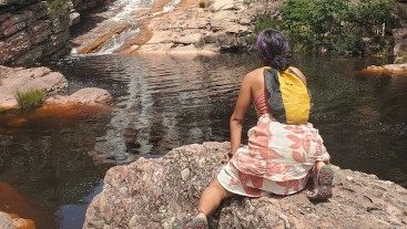 Sexo en la naturaleza en la montaña tropical, ella chupa y cabalga como una diosa