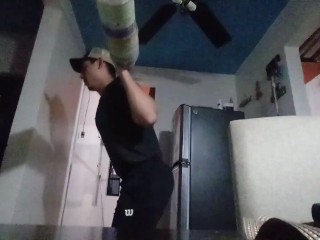 Тренажерный зал Sentadillas в домашних условиях мускулистый мужчина