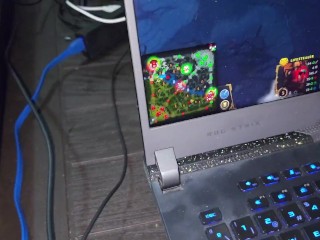 私が土田2をプレイしている間、私の隣人は私にアナルセックスを求めます、コンピュータをプレイしながらセックスをしているゲーマー