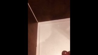 Возбужденный парень кончил шри-ланкийский член Харви загружает туалет весело
