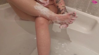 MILF lavando sedutoramente os pés