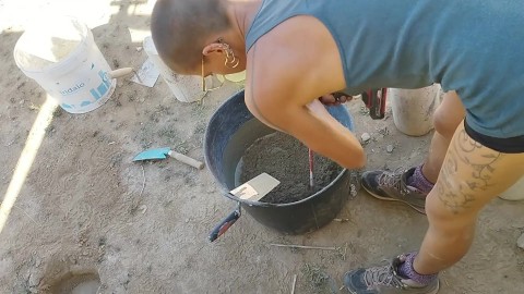 Porno de chantier. Construire un évier avec un plug anal dans mon cul. Je finis par me masturber fort.