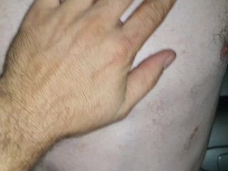 Surpresa puta! Colei um dildo no meu carro. ele adorou e meteu tudo no cu.A minha piça também entrou