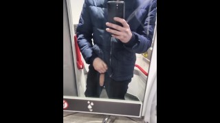 Minet britannique clignote une bite dans les toilettes du train