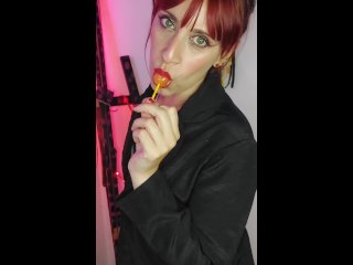 ShyyFxx tu jefa mandona se pajea con un chupetin y te obliga a lamerle la concha FEMDOM HUMILLANTE