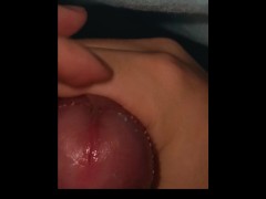 小幅度的撸动我鸡鸡来抽动我的阴茎系带好舒服啊，没几下子就喷精液惹~w