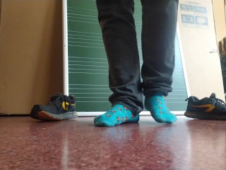 カラフルな靴下と靴のイケメン少年。学校の秘密の部屋での足遊びと靴遊び