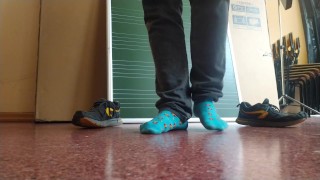 Garçon en chaussettes et chaussures colorées. Footplay et shoeplay dans la salle secrète de l’école