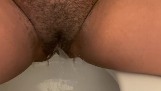 Волосатая киска наконец-то писает после того, как держала ее в течение нескольких часов