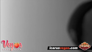 Kreunende bottom wordt hard geneukt door dikke monsterlul in Las Vegas Hotel
