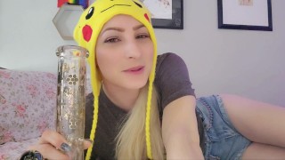 Super Cute chica trans quiere fumar 420 contigo y luego hacer que la veas masturbarse - POV