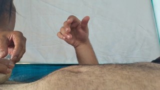 Salope portugaise fait une pipe à un italien dans la tente