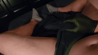 特立独行的飞行王牌掌握振动器并在自己身上射精