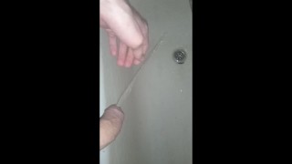 Молодой парень после долгого воздержания захотел пописать и сделал писсинг себе на руку и в ванную