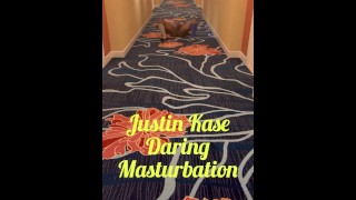 ホテルの廊下で自慰行為をしているJustin Kase