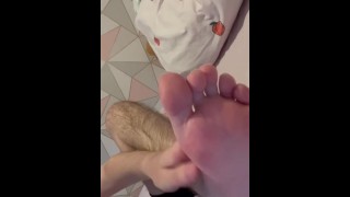 Tiener twink pronkt met zijn voeten