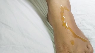 Massaging the feet with oil