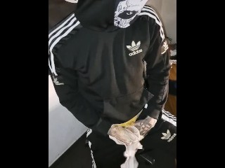阿迪达斯的 Scallyboy 在他的精子 Jockstrap 中手淫和射精