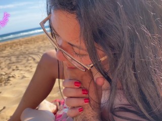 ИСПАНСКАЯ девушка сосет на общественном пляже