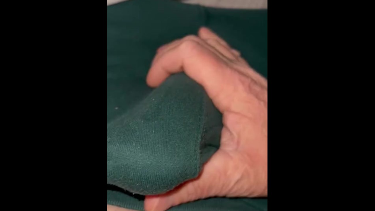 Стояк в спортивных штанах