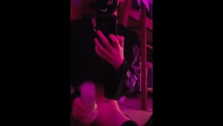 Симпатичная фембой трахает fleshlight