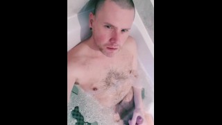 Masturbándose en la bañera...