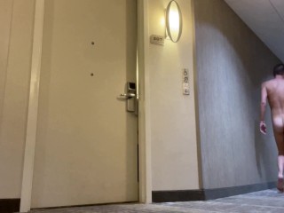 Se Promener et Jouir Dans Les Couloirs De L’hôtel