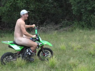Naked Hombre Montando Una Bicicleta De Tierra