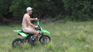 Naked man berijdt een vuile fiets