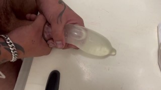 nickstar6 alimenta um preservativo cheio de água até a ejaculação