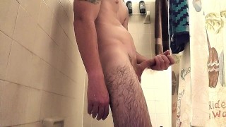 Hot Guy se masturbe sous la douche