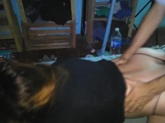 Le subo el vestido y le corro la tanga de lado