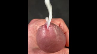 Japaner gibt einen Handjob Masturbation. Sperma wie eine Fontäne ejakulieren!