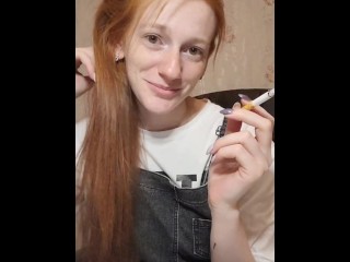 Garota Ruiva Fumando