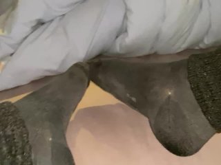 Emo spritzt in Socken und Stulpen ab!!