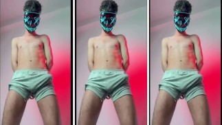 GARÇON MASQUÉ AVEC UN BEAU RENFLEMENT ET UNE GROSSE BITE EXHIBANT