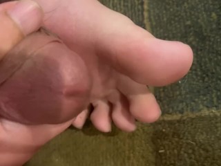 T girl plays with her feet and cums on her toes