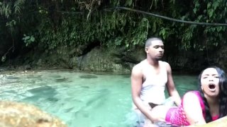 Sexo no rio, explorando a natureza