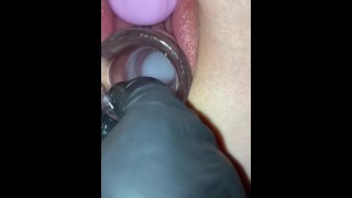 Éjacule dans sa chatte béante. Plug creux