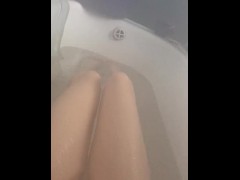 Hot babe taking bath - Screenshot 3 of 16 - Wet Feet