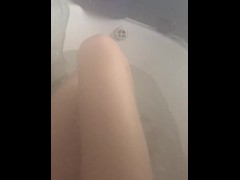 Hot babe taking bath - Screenshot 5 of 16 - Wet
