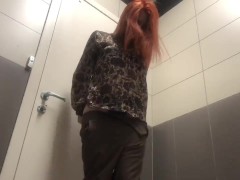 Мастурбировать на работе гораздо приятнее, чем составлять отчет - Screenshot 16 of 16 - Redhead
