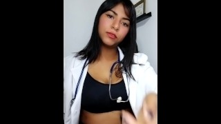 JOI スペイン語で医者はあなたを辱め、あなたの役に立たない陰茎を侮辱し、自慰の方法を教えます