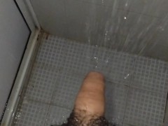 Se moja y se levanta mi pene en la ducha