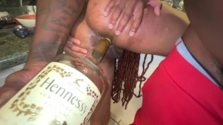 Твою жену трахает большой черный член галлон бутылки Hennessy в жопу дп