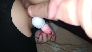 einen Dildo und einen Schwanz in ihre enge Vagina stecken, während sie masturbiert 😈💦🤤