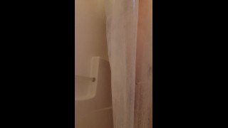 Peguei meu colega de quarto se masturbando no chuveiro
