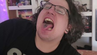 Geil aufwachen und meinen Muffin benutzen (Teil 1 von 3) Fußanbetung und menschlicher Aschenbecher